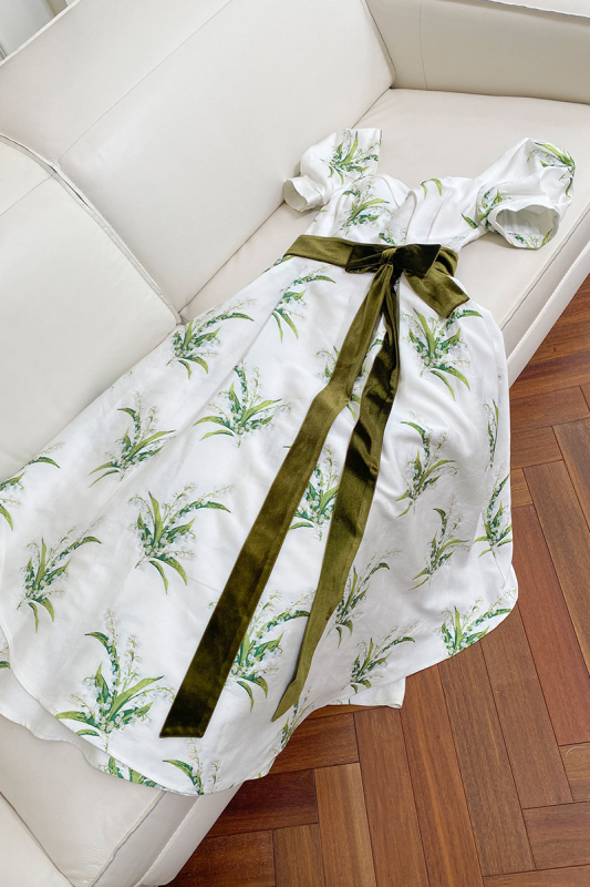 Rochie tricotată cu mâneci bufante și guler tip ciupercă, fustă midi cu volan lat, cod 67332