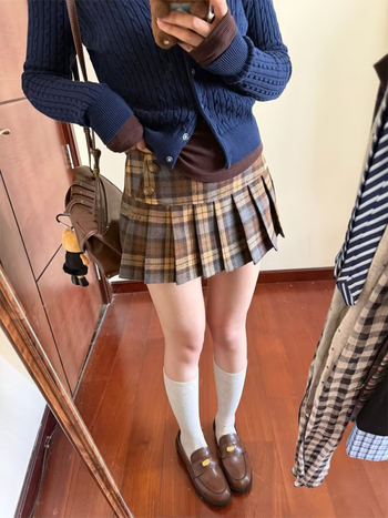 Plisirana kratka suknja od vunene smjese, visokim strukom, A-linija, akademski stil