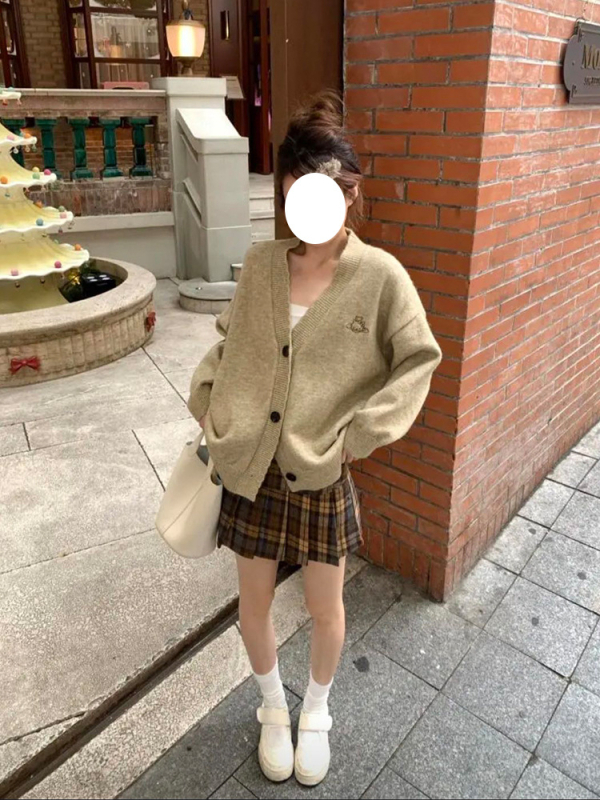 Plisirana kratka suknja od vunene smjese, visokim strukom, A-linija, akademski stil