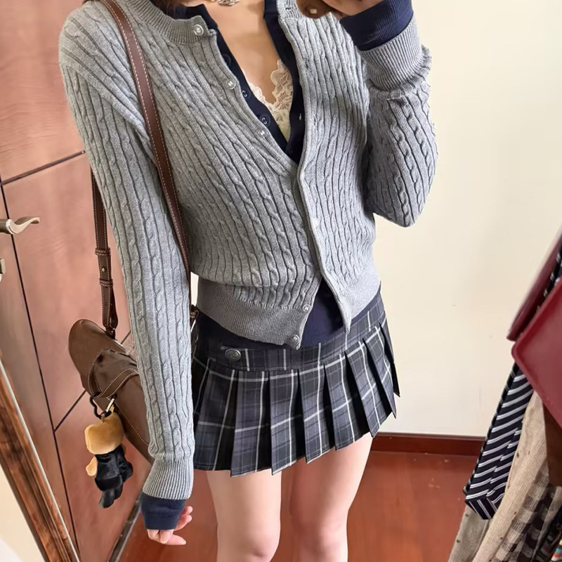 Plisirana kratka suknja od vunene smjese, visokim strukom, A-linija, akademski stil