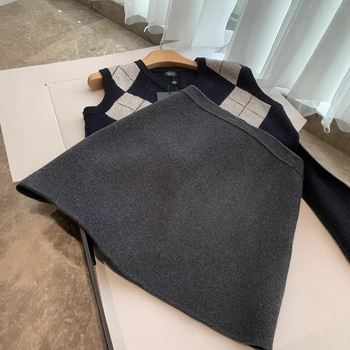 Fustă scurtă din lână, talie înaltă, croială A-line, uni, pliuri realizate manual și modelare, 90-95% lână, iarnă 2024