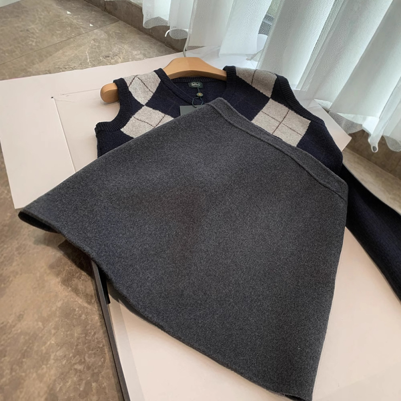 Fustă scurtă din lână, talie înaltă, croială A-line, uni, pliuri realizate manual și modelare, 90-95% lână, iarnă 2024