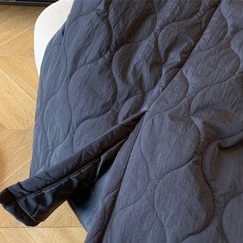 Egyszínű, egyenes szabású középméretű pliszírozott szoknya, poliészter, téli 2025 kollekció, elegáns ingázó stílus