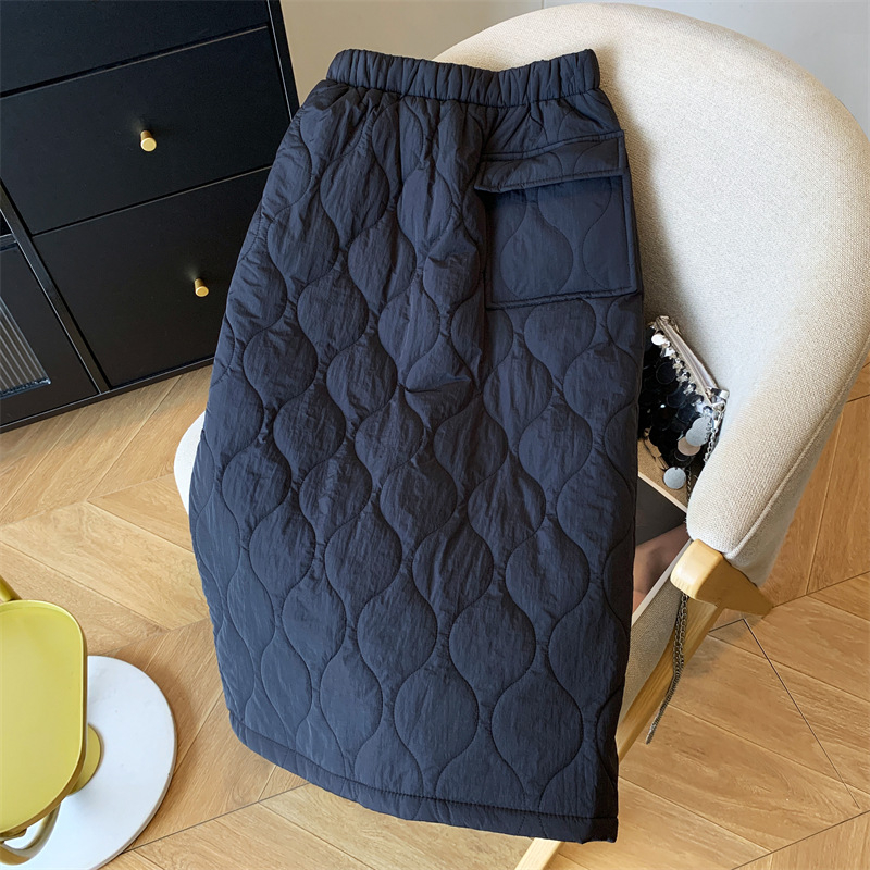 Egyszínű, egyenes szabású középméretű pliszírozott szoknya, poliészter, téli 2025 kollekció, elegáns ingázó stílus