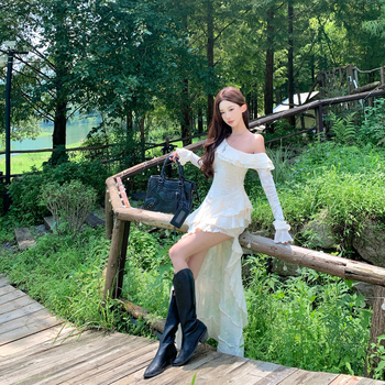 Haljina u francuskom stilu s odignutim ramenom i dugim rukavima, nepravilni rub, midi duljina