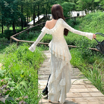 Haljina u francuskom stilu s odignutim ramenom i dugim rukavima, nepravilni rub, midi duljina