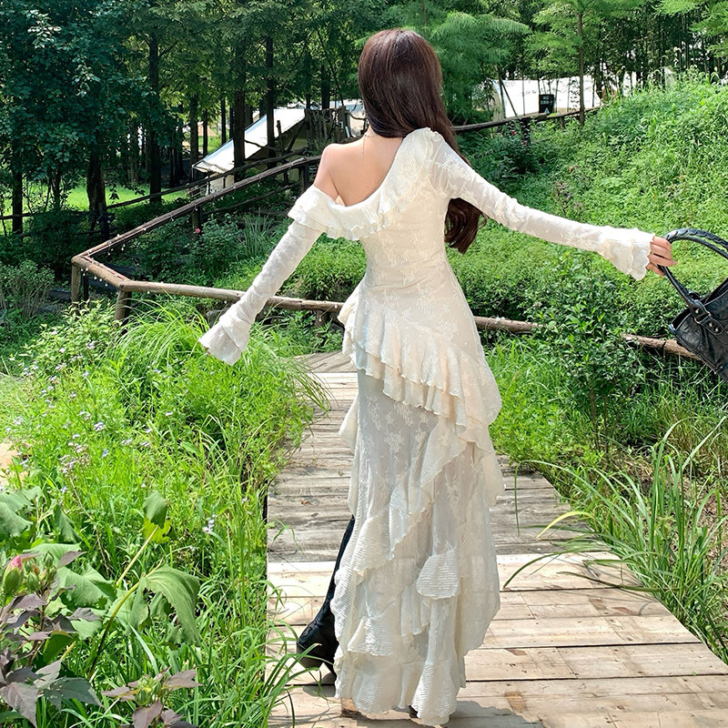 Haljina u francuskom stilu s odignutim ramenom i dugim rukavima, nepravilni rub, midi duljina