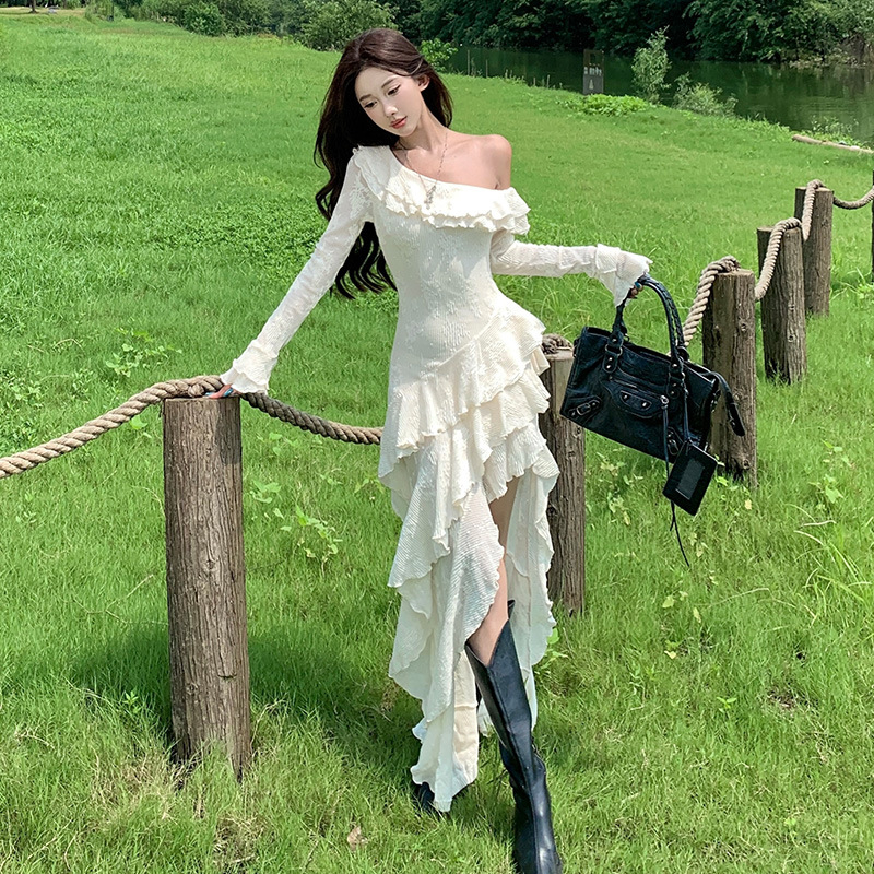 Haljina u francuskom stilu s odignutim ramenom i dugim rukavima, nepravilni rub, midi duljina