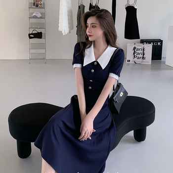 Haljina inspirirana Hepburn stilom, elegantna silueta, V-izrez, visoki pojas, plisirana midi haljina, poliesterska, jednobojna, šivanje kolaga