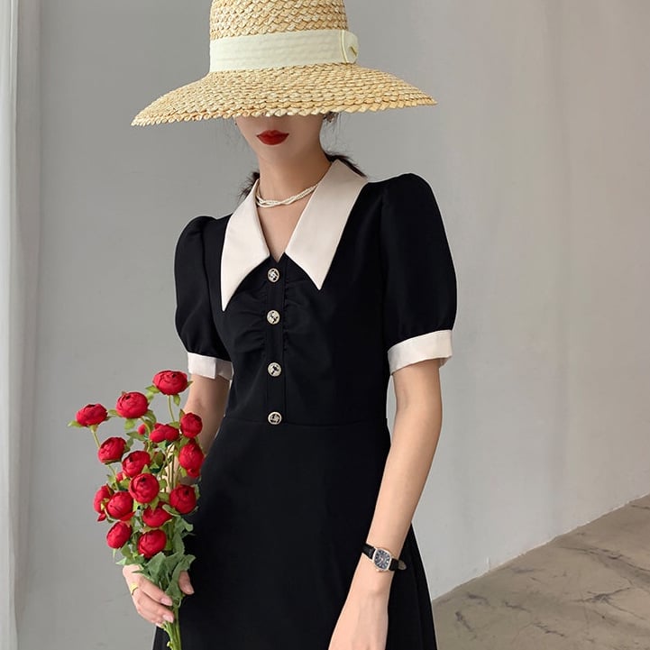Haljina inspirirana Hepburn stilom, elegantna silueta, V-izrez, visoki pojas, plisirana midi haljina, poliesterska, jednobojna, šivanje kolaga