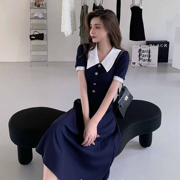 Haljina inspirirana Hepburn stilom, elegantna silueta, V-izrez, visoki pojas, plisirana midi haljina, poliesterska, jednobojna, šivanje kolaga