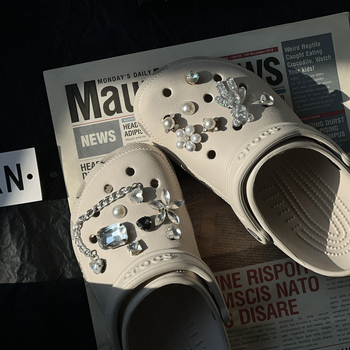 Crocs dodatak s DIY metalnim lancem i medvjeđim cvjetnim ukrasom; pogodno za sandale, casual cipele i papuče; stil crtani; marka Sister ye zi; sezone: ljeto, proljeće, jesen