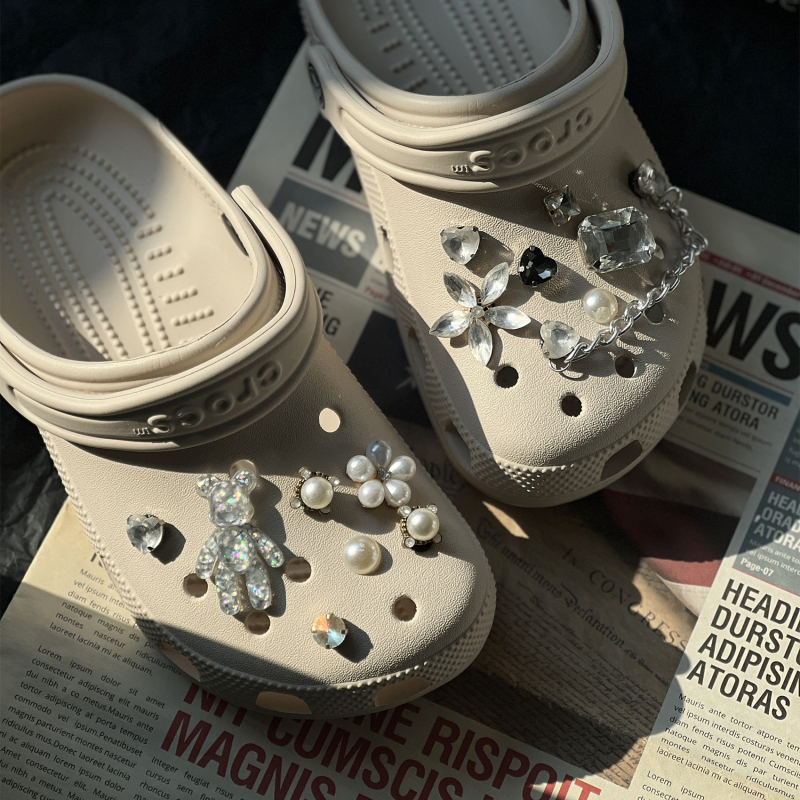 Crocs dodatak s DIY metalnim lancem i medvjeđim cvjetnim ukrasom; pogodno za sandale, casual cipele i papuče; stil crtani; marka Sister ye zi; sezone: ljeto, proljeće, jesen