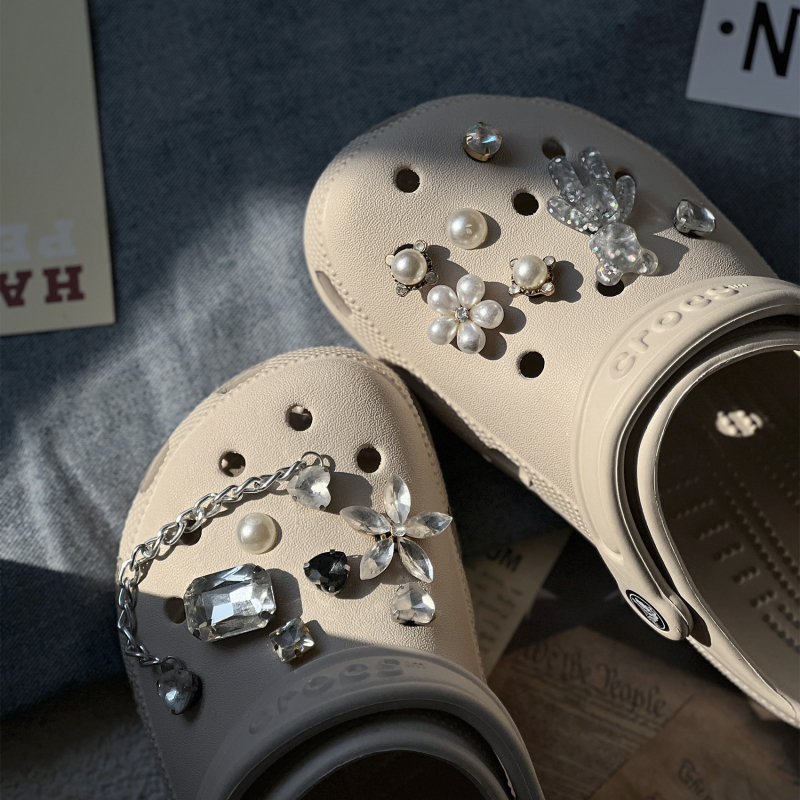 Crocs dodatak s DIY metalnim lancem i medvjeđim cvjetnim ukrasom; pogodno za sandale, casual cipele i papuče; stil crtani; marka Sister ye zi; sezone: ljeto, proljeće, jesen