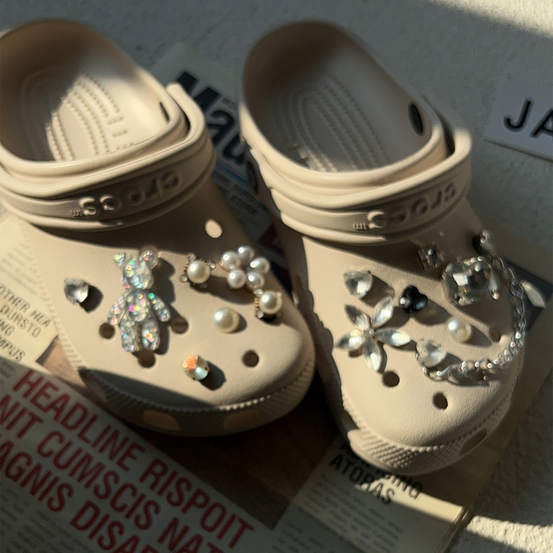 Crocs dodatak s DIY metalnim lancem i medvjeđim cvjetnim ukrasom; pogodno za sandale, casual cipele i papuče; stil crtani; marka Sister ye zi; sezone: ljeto, proljeće, jesen
