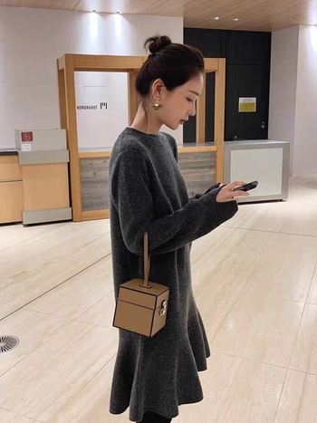 Džemper haljina u Chanel stilu, visoki struk, dugi rukavi, okrugli izrez, kratka suknja s volanima; materijal: vunasta smjesa s zečjim velurom 30–50%, poliester <30%