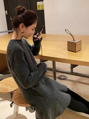 Džemper haljina u Chanel stilu, visoki struk, dugi rukavi, okrugli izrez, kratka suknja s volanima; materijal: vunasta smjesa s zečjim velurom 30–50%, poliester <30%