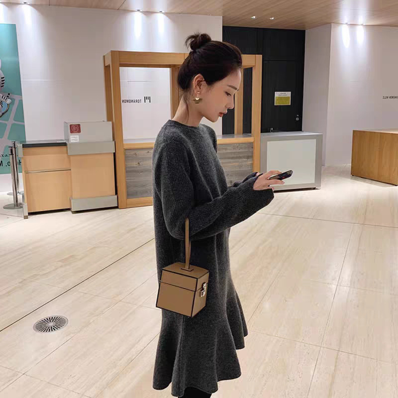 Džemper haljina u Chanel stilu, visoki struk, dugi rukavi, okrugli izrez, kratka suknja s volanima; materijal: vunasta smjesa s zečjim velurom 30–50%, poliester <30%