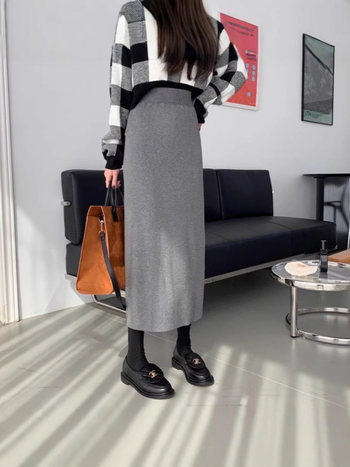 Pletena A-linijska suknja, srednja duljina, visoki pojas, jednofarbna, materijal Spandex, udio 70-80%.