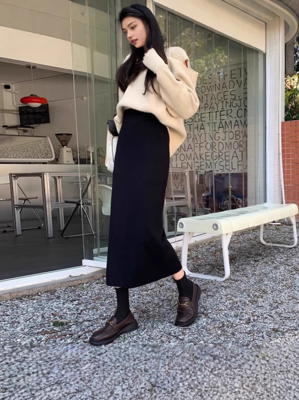 Pletena A-linijska suknja, srednja duljina, visoki pojas, jednofarbna, materijal Spandex, udio 70-80%.