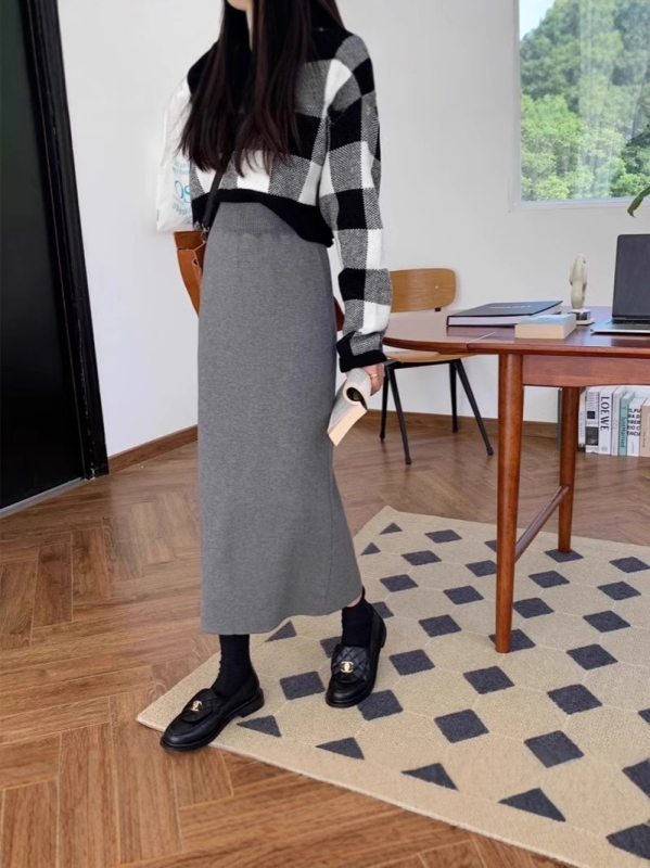 Pletena A-linijska suknja, srednja duljina, visoki pojas, jednofarbna, materijal Spandex, udio 70-80%.