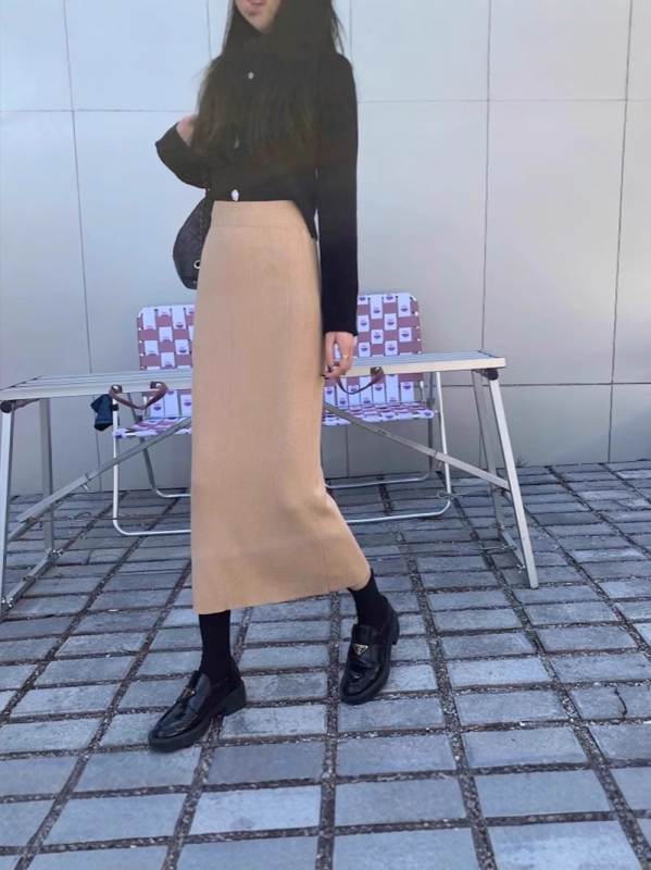 Pletena A-linijska suknja, srednja duljina, visoki pojas, jednofarbna, materijal Spandex, udio 70-80%.