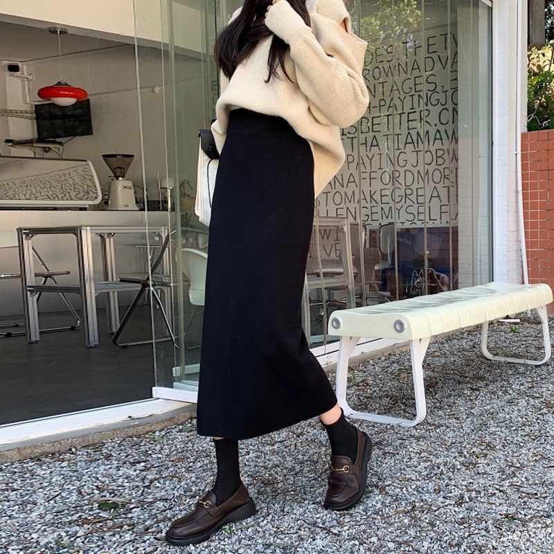 Pletena A-linijska suknja, srednja duljina, visoki pojas, jednofarbna, materijal Spandex, udio 70-80%.