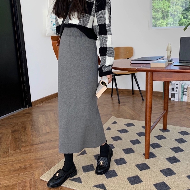 Pletena A-linijska suknja, srednja duljina, visoki pojas, jednofarbna, materijal Spandex, udio 70-80%.