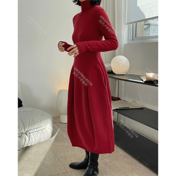 Haljina od pletene tkanine, visokim ovratnikom, elastičnim pojasom, dugom suknjom, francuski stil (Pleteni materijal; Visok ovratnik; Elastičan pojas; Duga suknja; Francuski stil)