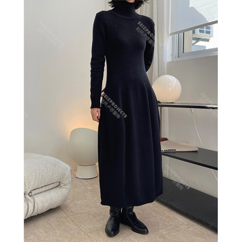 Haljina od pletene tkanine, visokim ovratnikom, elastičnim pojasom, dugom suknjom, francuski stil (Pleteni materijal; Visok ovratnik; Elastičan pojas; Duga suknja; Francuski stil)