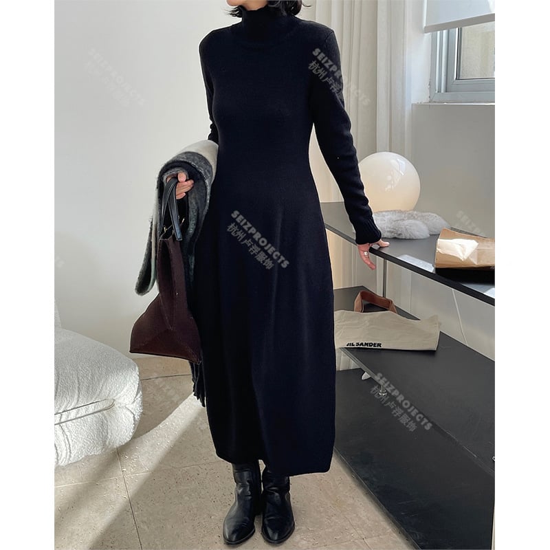 Haljina od pletene tkanine, visokim ovratnikom, elastičnim pojasom, dugom suknjom, francuski stil (Pleteni materijal; Visok ovratnik; Elastičan pojas; Duga suknja; Francuski stil)