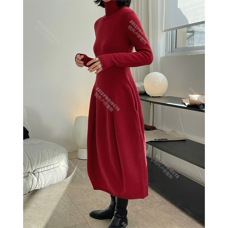 Haljina od pletene tkanine, visokim ovratnikom, elastičnim pojasom, dugom suknjom, francuski stil (Pleteni materijal; Visok ovratnik; Elastičan pojas; Duga suknja; Francuski stil)