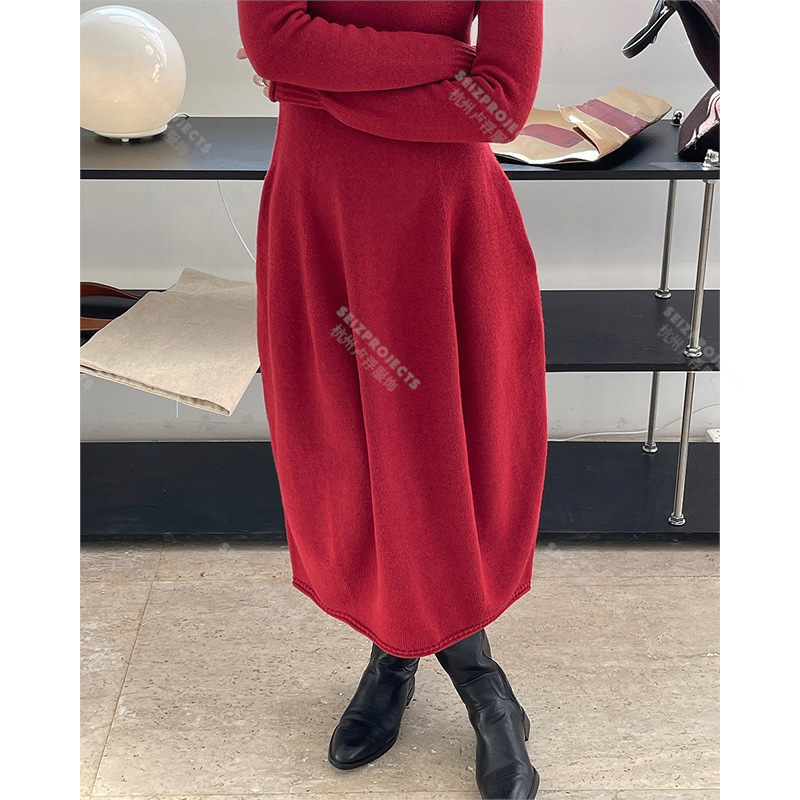 Haljina od pletene tkanine, visokim ovratnikom, elastičnim pojasom, dugom suknjom, francuski stil (Pleteni materijal; Visok ovratnik; Elastičan pojas; Duga suknja; Francuski stil)
