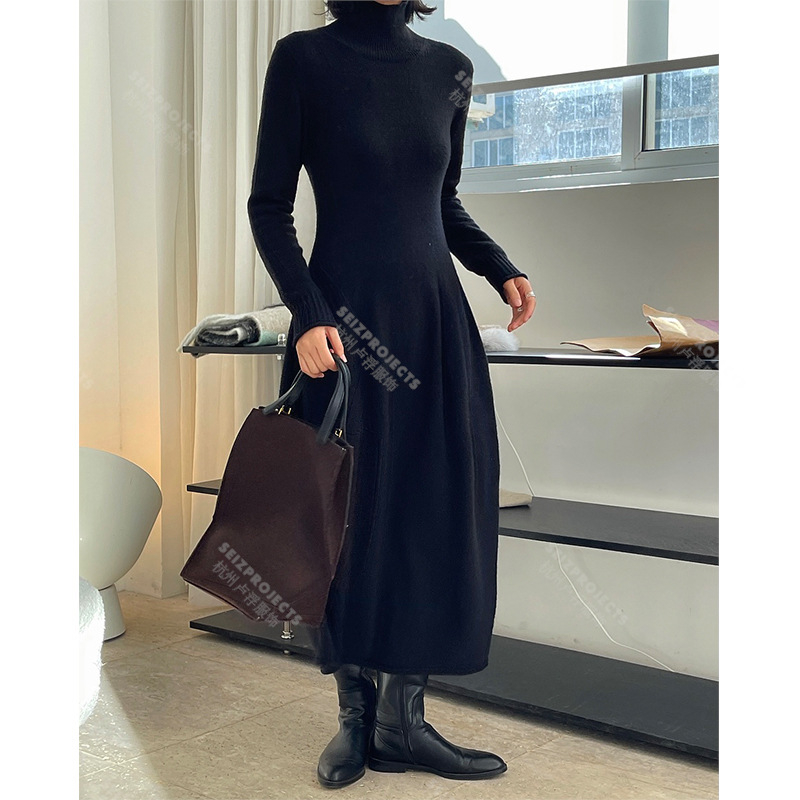 Haljina od pletene tkanine, visokim ovratnikom, elastičnim pojasom, dugom suknjom, francuski stil (Pleteni materijal; Visok ovratnik; Elastičan pojas; Duga suknja; Francuski stil)