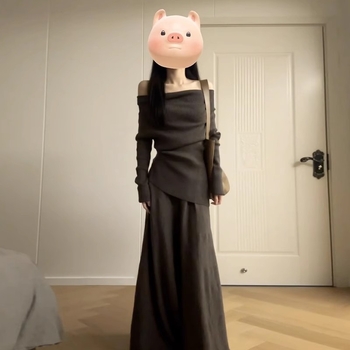 Két részes kötött ruhaszett egy vállrészű dekoltázs, hosszú ujjú, midi hosszúságú, poliészter–viskoza