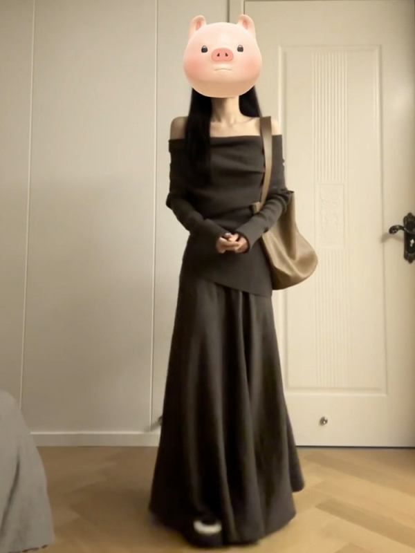 Két részes kötött ruhaszett egy vállrészű dekoltázs, hosszú ujjú, midi hosszúságú, poliészter–viskoza