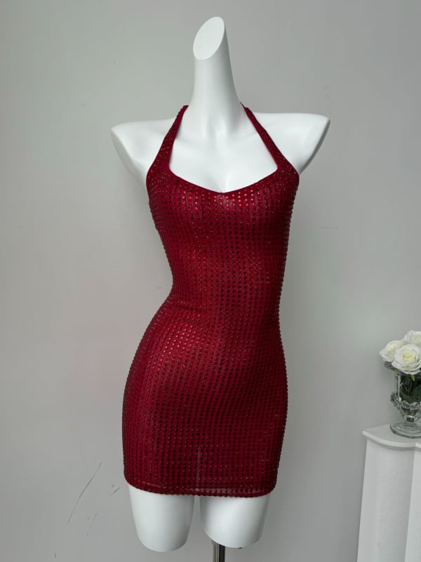 Halter nyakú ruha, rugalmas poliészter anyag, hotfix kristályok, ujjak nélküli, karcsú szabás, szexi stílus