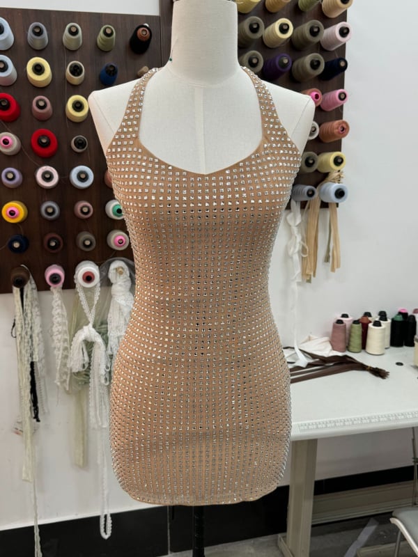 Halter nyakú ruha, rugalmas poliészter anyag, hotfix kristályok, ujjak nélküli, karcsú szabás, szexi stílus