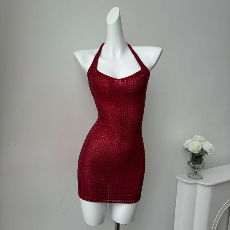 Halter nyakú ruha, rugalmas poliészter anyag, hotfix kristályok, ujjak nélküli, karcsú szabás, szexi stílus