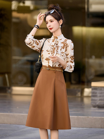 Két részes illúziót idéző ruha, állógallér, A-vonal, magas derék, középméret