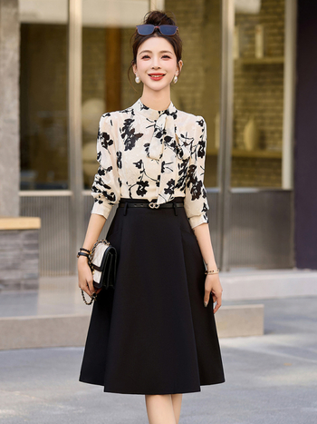 Két részes illúziót idéző ruha, állógallér, A-vonal, magas derék, középméret