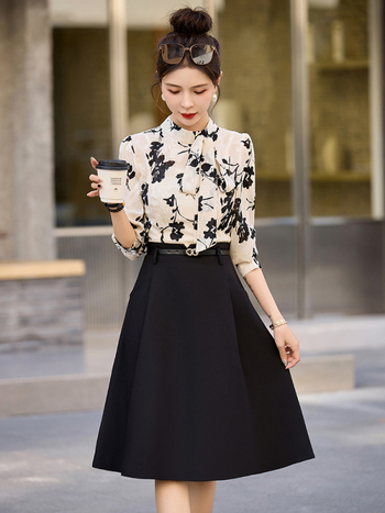 Két részes illúziót idéző ruha, állógallér, A-vonal, magas derék, középméret