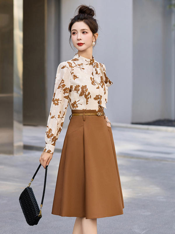 Két részes illúziót idéző ruha, állógallér, A-vonal, magas derék, középméret