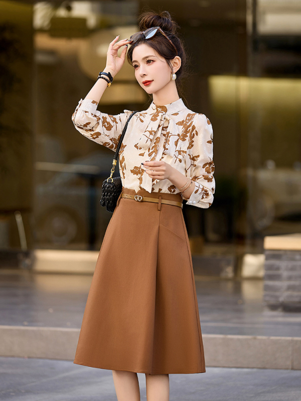 Két részes illúziót idéző ruha, állógallér, A-vonal, magas derék, középméret