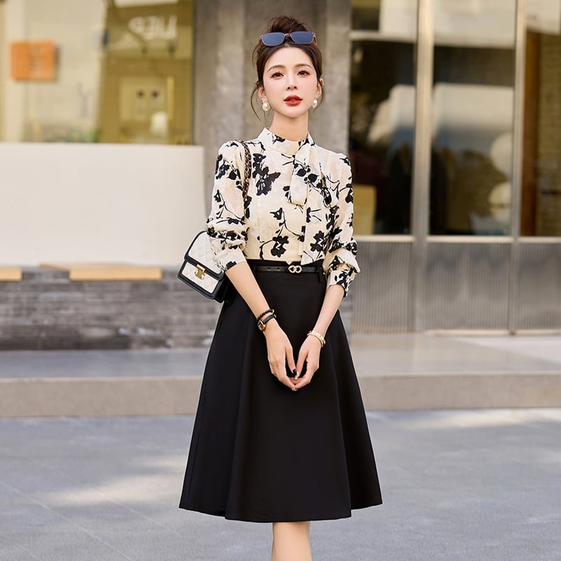 Két részes illúziót idéző ruha, állógallér, A-vonal, magas derék, középméret