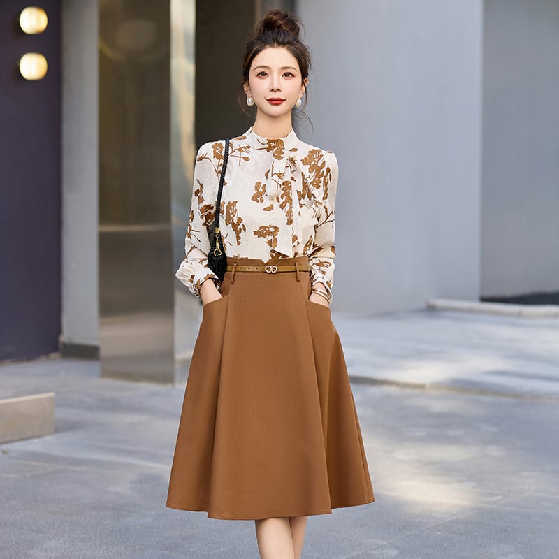 Két részes illúziót idéző ruha, állógallér, A-vonal, magas derék, középméret