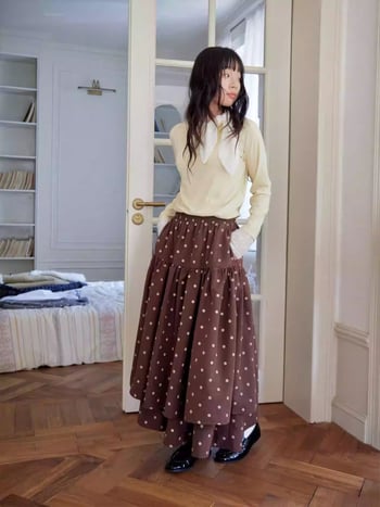 Cake suknja s baršunastom teksturom i točkicama, visokim strukom, uski kroj, francuski stil, midi duljina, elastična, veće veličine