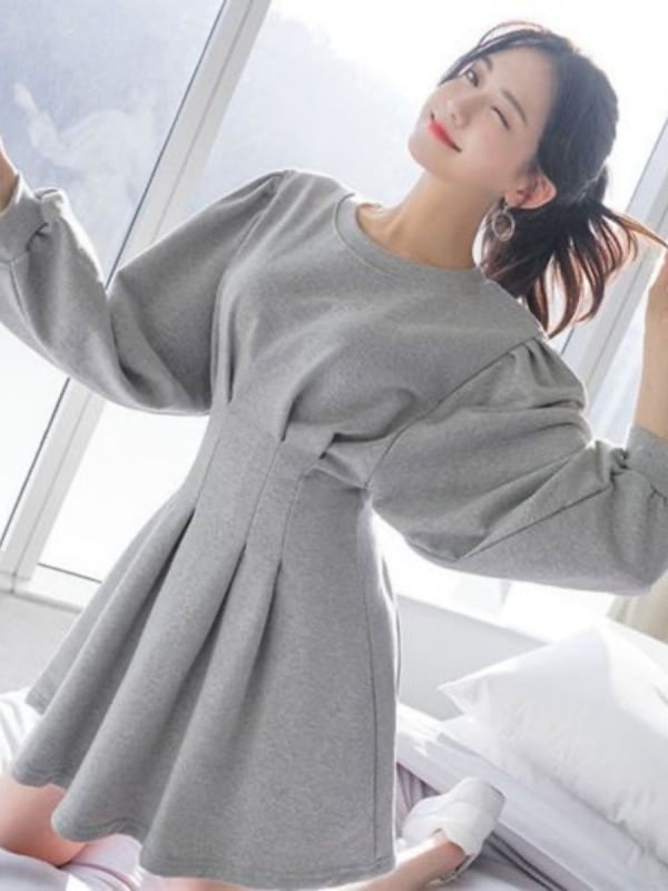 Poliészterből készült A-vonalú ruha, magas derekú, kerek nyakú, hosszú ujjú