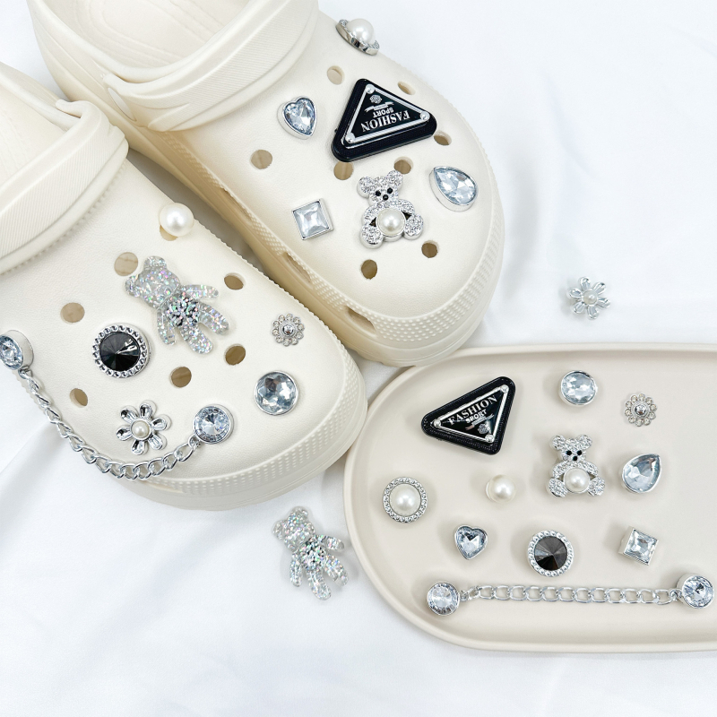 LF-0050 100-dijelni set ukrasa za obuću – PVC cvjetovi i kopče, za Crocs‑stil natikače, platnene cipele i papuče, DIY, za sve sezone