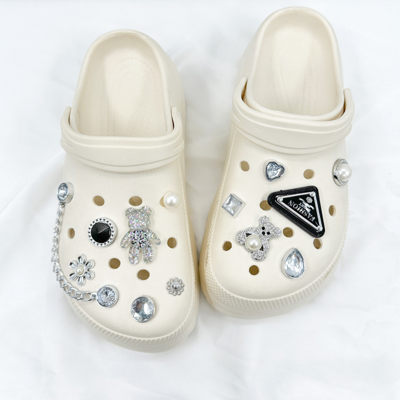 LF-0050 100-dijelni set ukrasa za obuću – PVC cvjetovi i kopče, za Crocs‑stil natikače, platnene cipele i papuče, DIY, za sve sezone